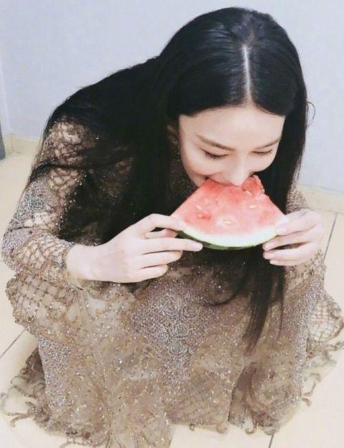 吃瓜吃到偶像什么感觉,品尝偶像背后的甜蜜与苦涩